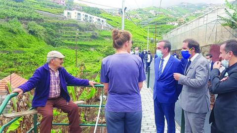 “Sr. Presidente não leve a mal mas as pernas já cansam e na falta de bancos na via pública, improvisei este aqui...”!