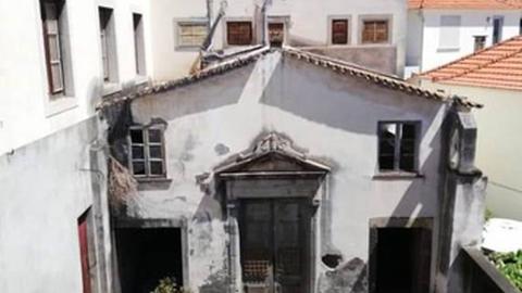 “Eis uma sociedade em (des)governo que esquece o seu património e apaga a sua história.”, refere Tomás Freitas ao ver a Capela de Nossa Senhora da Saúde.