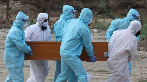 Funeral de uma vítima de Covid-19 na Índia. FOTO HARISH TYAGI/EPA