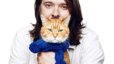 James Bowen era sem-abrigo e adoptou um gato de rua. A relação mudou a vida de Bob e ajudou na luta contra as drogas de milhares de pessoas. Foto Facebook