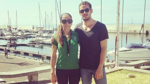 Marcos Freitas acompanhado da mãe, que era também praticante de atletismo.