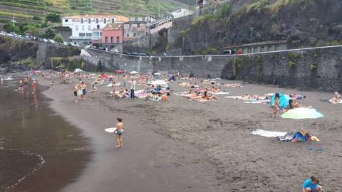 Luís Gaspar questiona: “Como é possível que numa das melhores e mais frequentadas praias de areia não haja nadador salvador?”. A imagem foi obtida na tarde de ontem, no Seixal.