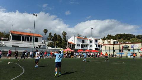 O polidesportivo tem um campo sintéctico.