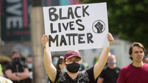 Apesar da profunda vaga de protestos contra a violência policial que se abateu sobre os Estados Unidos e no Mundo desde a morte, às mãos da polícia, de George Floyd, as duas partes parecem ainda muito longe de um acordo sobre esta questão. Foto EPA