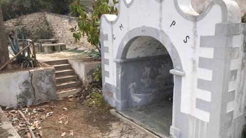 “Até para passar a vassoura estão à espera de apoios comunitários” - Fotógrafo identificado. 