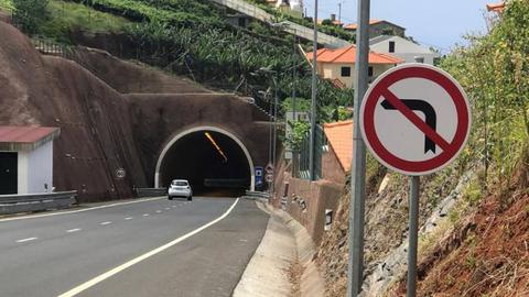 “Penso que é desnecessário este sinal, pois não tem nenhuma estrada à esquerda e a linha contínua acabou há alguns metros”, constata no nosso leitor, Aquilino.