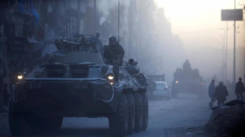 Tropas russas patrulham a cidade de Alepo.   Foto REUTERS/Omar Sanadiki
