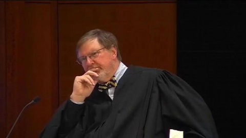 O juiz federal James L. Robart numa audição do caso sobre direitos civis que opõe o Estado de Washington contra Donald J. Trump.  Foto EPA/UNITED STATES COURTS