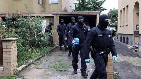 As operações para identificar e deter suspeitos de terrorismo continuam após os recentes ataques.