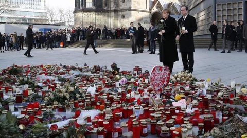 Merkel e Hollande prestam homenagem às vítimas.   Foto EPA