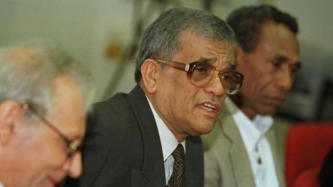 Uma foto antiga de Mário Carrascalão, ao centro.   Foto Steven Governo