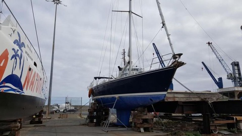 O veleiro onde seguia o carregamento de cocaína encontra-se em doca seca no Caniçal.