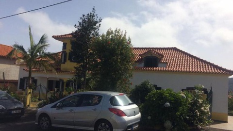 A casa onde ocorreu o crime, no sítio do Colmo (Santana) pertence aos pais do suspeito que estavam emigrados em França.