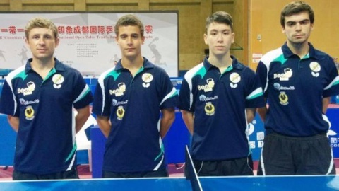 A equipa de ténis-de-mesa composta pelo técnico António Jorge Fernandes e pelos atletas Duarte Mendonça, Tiago Li e Vítor Amorim. FOTO DR