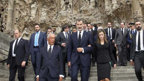 No domingo, o Presidente da República e o primeiro-ministro deslocaram-se a Barcelona, a convite dos reis espanhóis, para assistir a uma missa pela paz e concórdia, celebrada na basílica da Sagrada Família.