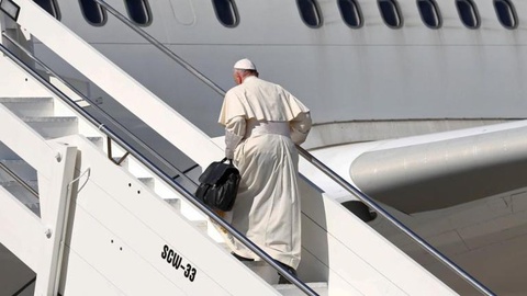 A bordo estão, além do papa Francisco, cerca de 20 pessoas que integram a sua comitiva e 71 jornalistas. FOTO Reuters