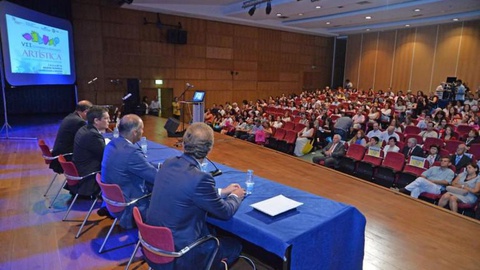 O Governo Regional promove, até sexta-feira, o VIII Congresso de Educação Artística.
