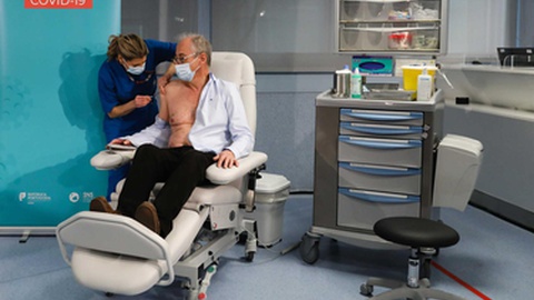 António Sarmento recebeu a vacina pelas mãos da enfermeira Ana Isabel Ribeiro.