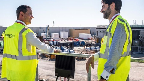 Afonso Salema, junto ao ministro João Galamba.
