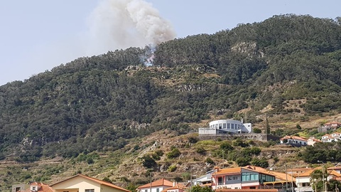 Suspeita de fogo posto em incêndio no Porto Moniz —