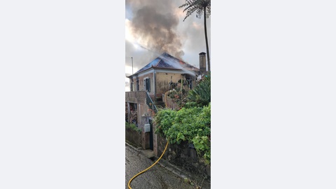 Suspeita de fogo posto em incêndio no Porto Moniz —