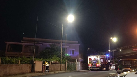 Os bombeiros socorreram-se de uma 'boca de incêndio' para combater o incêndio.&nbsp;