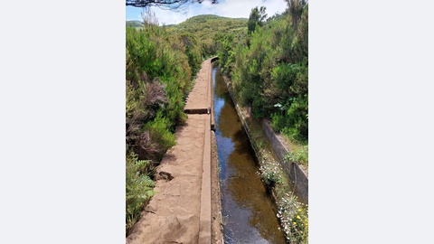 O caudal descarregado vai atravessar os dois percursos abertos ao público que intersectam a Ribeira do Alecrim, nomeadamente o PR 6.2 Levada do Alecrim e a estrada de acesso ao Rabaçal.
