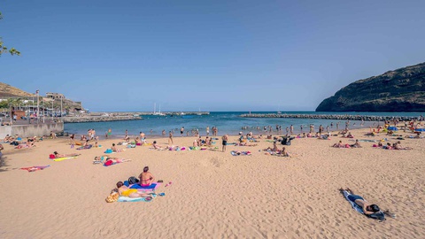Uma das actividades deste primeiro dia da 'Semana da Juventude' aconte na praia de areia amarela.&nbsp;