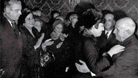 Cristina da Câmara agradece a Américo Tomás o colar de comendadora.