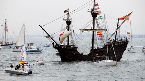 Réplica da nau Vitória ao largo de Sanlucar de Barrameda