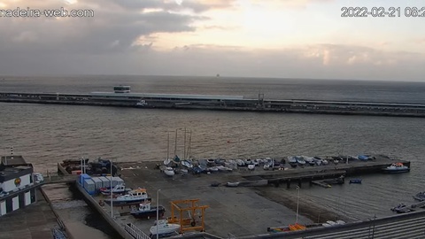 O navio é visto ao largo, quando deveria estar a ocupar o 'seu' lugar no cais norte.&nbsp; &nbsp;Foto DR/Madeira-web