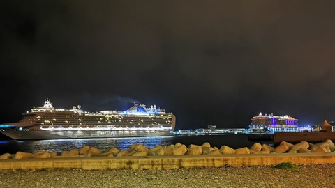 Dois dos três navios, todos chegados antes das 7h30.