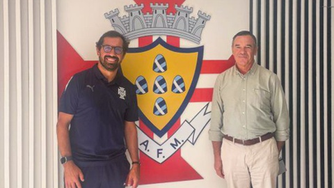 Óscar Tojo (à esquerda) já esteve na Madeira, a 18 de Junho, onde reuniu com&nbsp;Humberto Fernandes, director técnico regional da AF Madeira