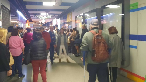 Filas para renovar passe social Filas continuavam, esta manhã, na loja da Horários do Funchal, no centro comercial Anadia