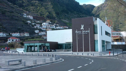 O espaço fica localizado na frente-mar do Porto Moniz