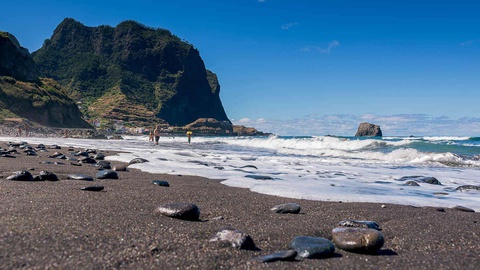 A ETAR do Porto da Cruz fica junto à Praia da Maiata.&nbsp;