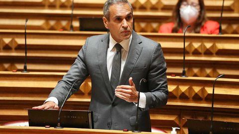 O deputado madeirense Carlos Pereira, eleito por Lisboa, é um dos subscritores.