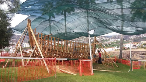 A escultura/ embarcação tradicional que está a ser construída.