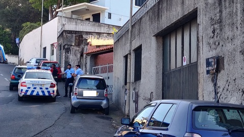 Um indivíduo foi detido com um carro furtado e sem carta, em São Roque