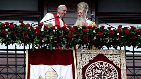 O Papa Francisco com o líder espiritual dos cristãos ortodoxos, patriarca Bartolomeu I. Foto Shutterstock