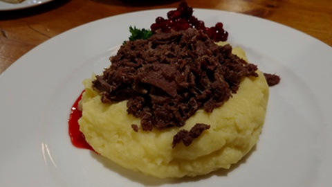 Um prato de carne de rena servido na capital finlandesa. Foto Shutterstock 