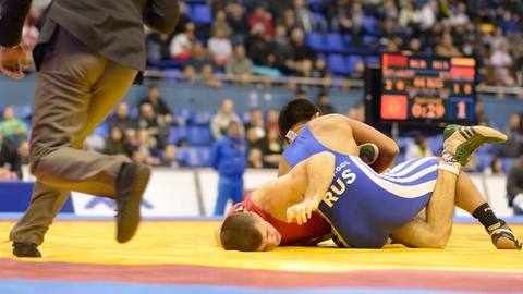 Dois lutadores livres, um russo e um bielorusso, em Fevereiro de 2013, durante um torneio em Kiev, Ucrânia. Foto StockphotoVideo/Shutterstock.com