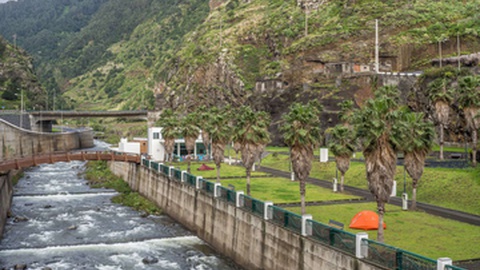 O parque de campismo que existe junto à foz da Ribeira da Janela sucedeu à infra-estrutura do género que existia no centro da vila do Porto Moniz.&nbsp;