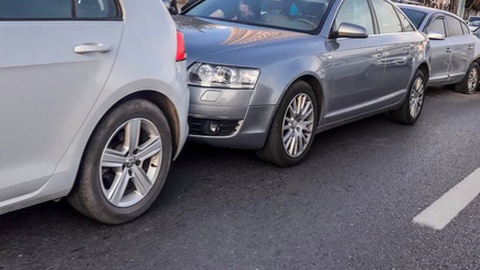 Foto ilustrativa de um acidente em cadeia /&nbsp;ColorMaker / Shutterstock.com