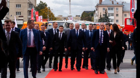 Zelensky&nbsp; e Lukashenko em 2029, numa recepção do então recém-eleito presidente ucraniano ao homólogo bielorrusso em Kiev.&nbsp; &nbsp;Foto Shutterstock