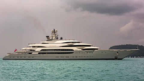 'Ocean Victory', o megaiate de 140 metros de comprimento, com sete decks e seis piscinas, do oligarca russo Viktor Rashnikov, está desaparecido do mapa desde Março.&nbsp; Foto&nbsp;Phuketian.S/Shutterstock.com