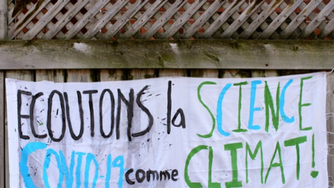 Cartaz em francês diz: "Escutem a Ciência tanto para a covid-19 como para o clima""