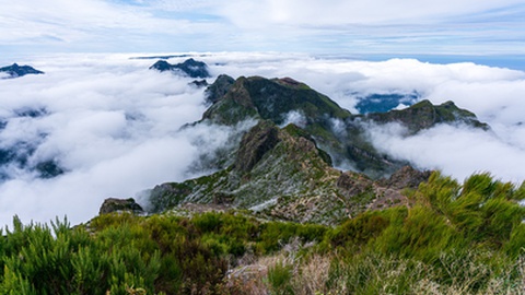 Períodos de chuva ou aguaceiros, em especial nas vertentes Norte e nas terras altas.