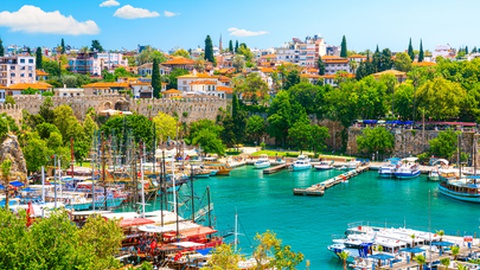 Será na pacatez de Antalya que os dois responsáveis poderão encontrar o caminho da paz. Foto Shutterstock