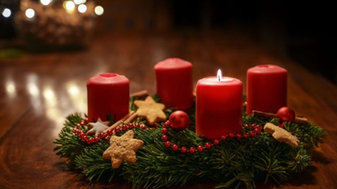 Acende-se uma vela na Coroa por cada domingo do Advento.